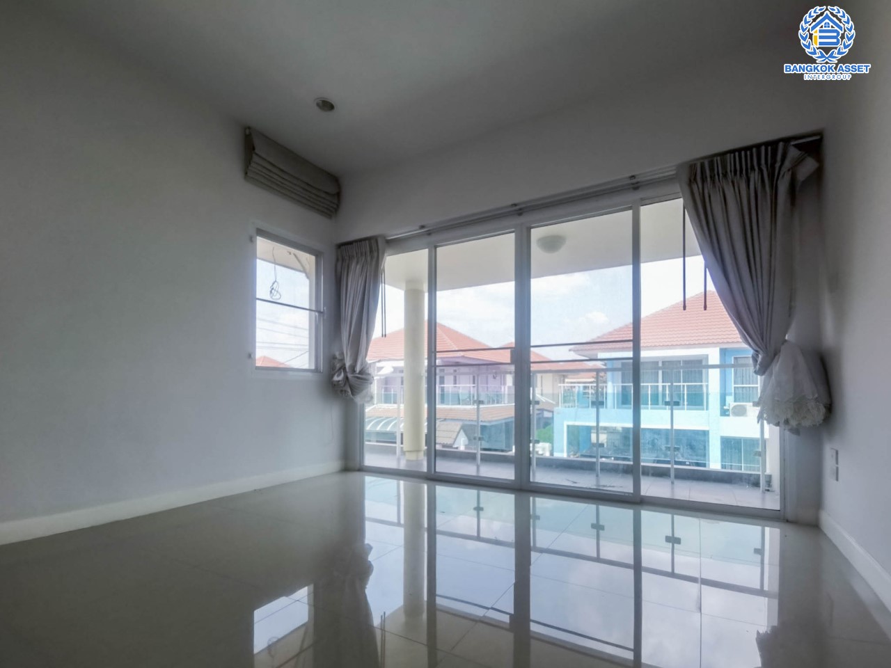 บ้านเดี่ยวมือสองย่านนนทบุรี ม.ชวนชมพาร์ค2 บางกรวย-ไทรน้อย หลังมุม เนื้อที่มากถึง 79.3 ตร.ว. ฟังก์ชัน 4 ห้องนอน 3 ห้องน้ำ 2 ที่จอดรถ บนทำเลเยี่ยม ใกล้เซ็นทรัลเวสต์เกต และรถไฟฟ้าสายสีม่วง "สถานีคลองบางไผ่"